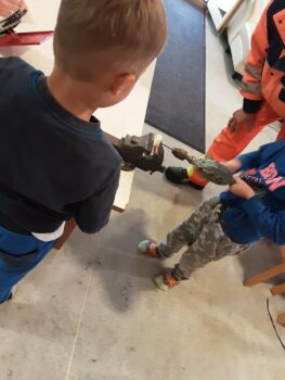 Kinder beim Bohren