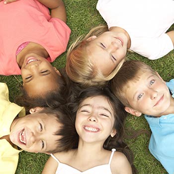 Kinder liegen entspannt nebeneinander