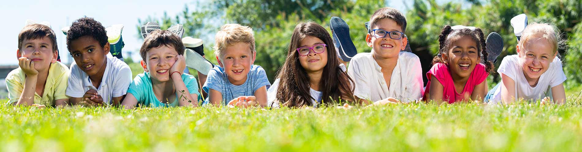 Kinderland Egglkofen - Kinder liegen fröhlich auf der Wiese