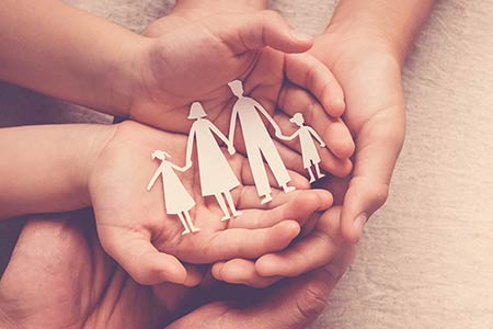Hände der Familie halten zusammen