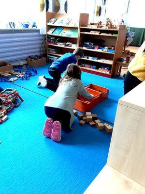 Kinder spielen im Hort