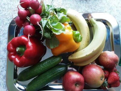 Teller voll Gemüse und Obst