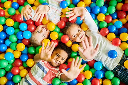 Krippenkinder haben Spaß im Bällebad