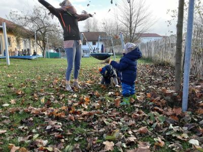 Krippe: Im Laub mit den Blättern spielen