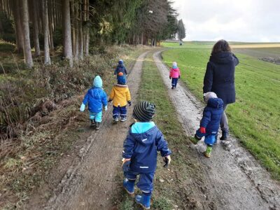 Krippenkinder draußen unterwegs