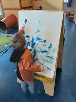 Krippe: Kind malt auf Leinwand