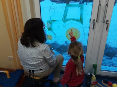 Krippe: Bilder am Fenster